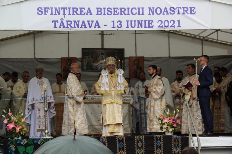 FOTO Mitropolitul Ardealului a sfinţit biserica din Târnava