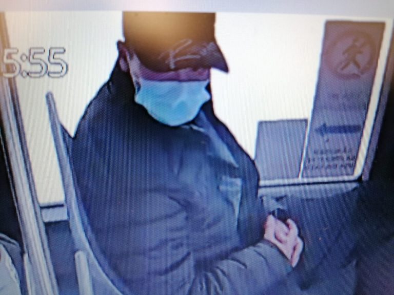 FOTO Polițiștii caută o persoană care i-a furat telefonul unei sibience în plină stradă