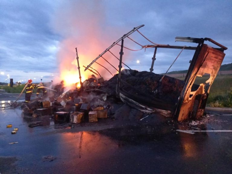 FOTO Remorca unui autocamion, distrusă de foc într-o parcare pe A1