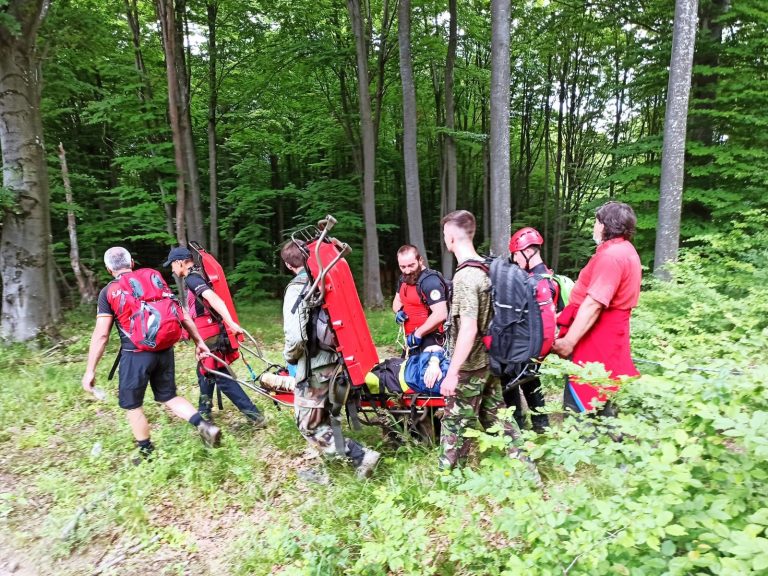 Intervenţie a Salvamont în cazul unui tânăr, practicant de enduro, accidentat în zona Vf. Măgura