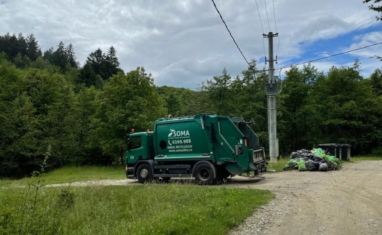 FOTO Zeci de saci de deșeuri, colectați în weekend, în acțiunea de ecologizare din Cisnădioara