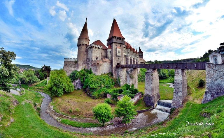 VIDEO Lecție de turism: Castelul Corvinilor aduce orașului Hunedoara mai mulți bani decât taxele și impozitele cetățenilor