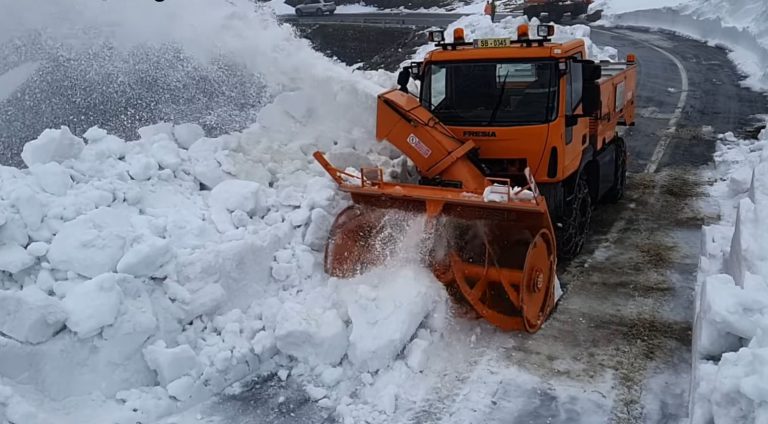 VIDEO Transfăgărășanul, plin de zăpadă în continuare. CNAIR încearcă să-l deschidă luna viitoare