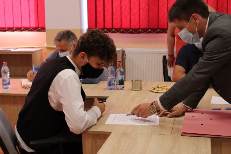 17 absolvenți ai învățământului dual din Mediaș au semnat contractele de muncă