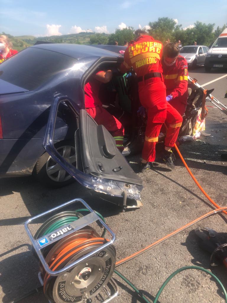 FOTO 4 răniţi, printre care doi copii, într-un grav accident rutier produs la ieşirea din Şeica Mare