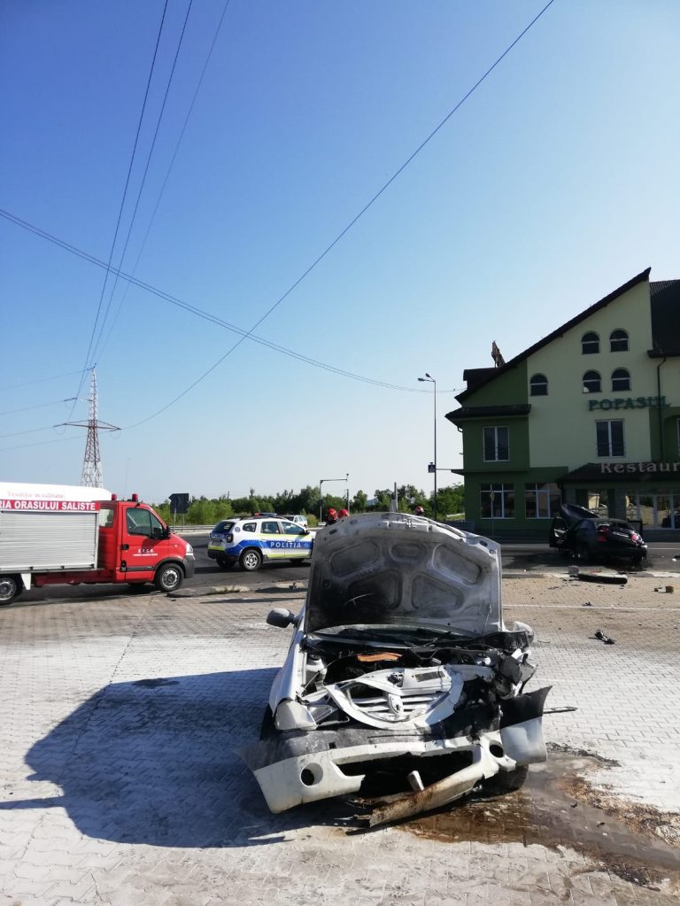 FOTO Doi șoferi răniți într-un accident rutier pe DN 1, în Săliște