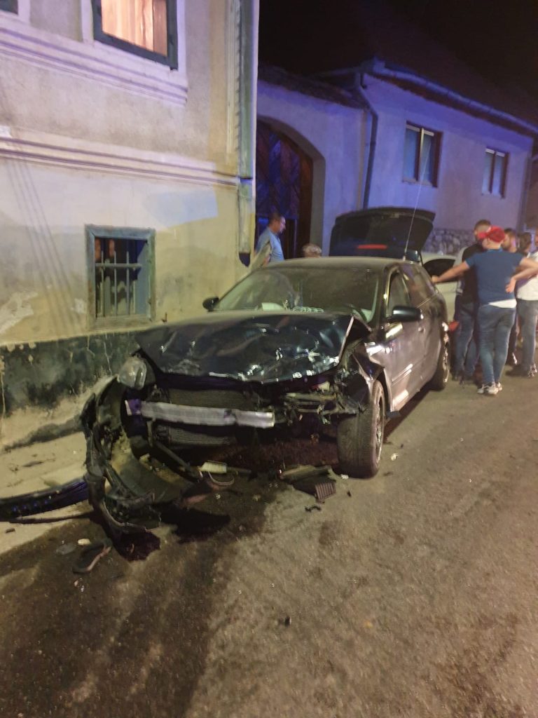 FOTO Doi soţi răniţi după ce maşina în care se aflau a fost lovită de un autoturism condus de un tânăr fără permis