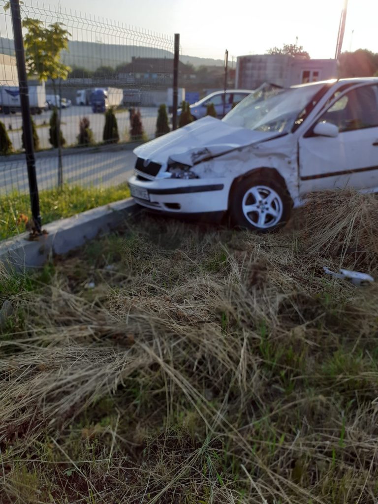 FOTO Accident între un autobuz și un autoturism, la ieșirea din Sibiu