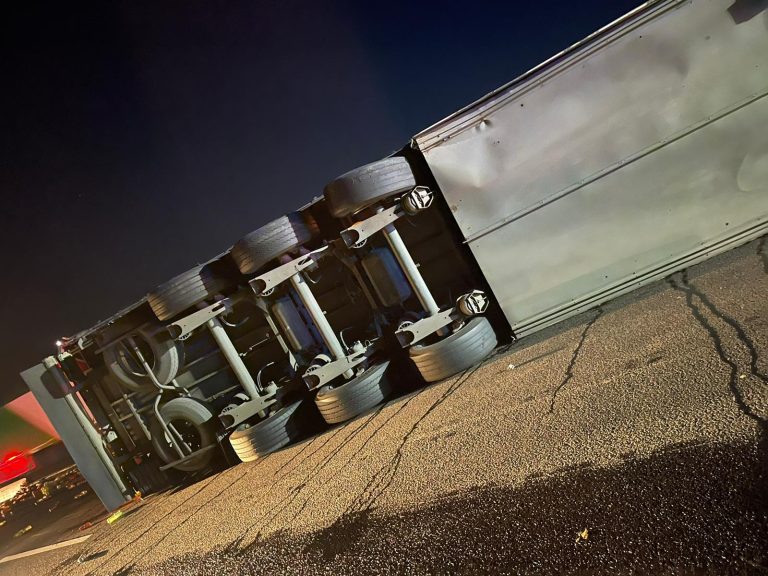 FOTO Accident mortal pe DN 1. Un TIR a lovit un cap de pod şi s-a răsturnat pe şosea