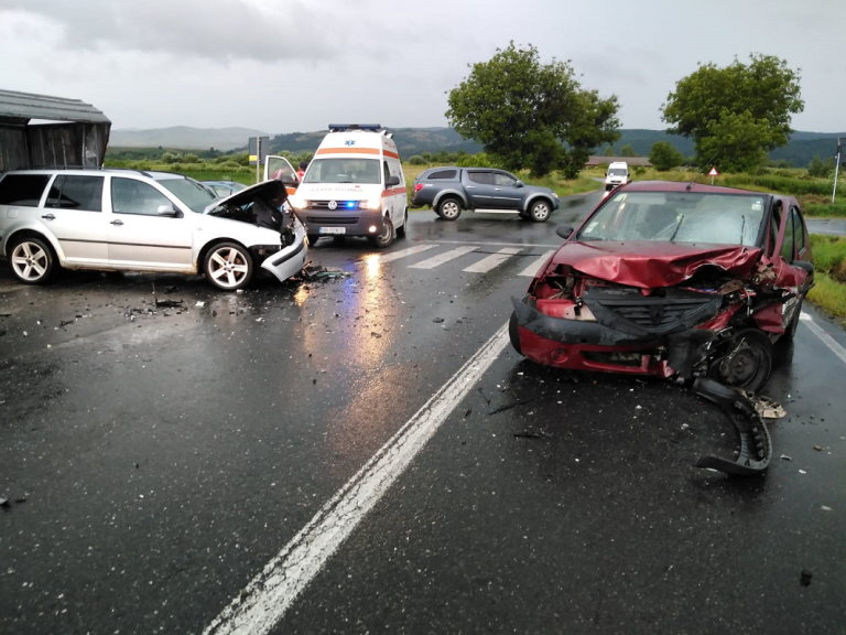 FOTO Doi șoferi sibieni transportați la spital după un impact frontal