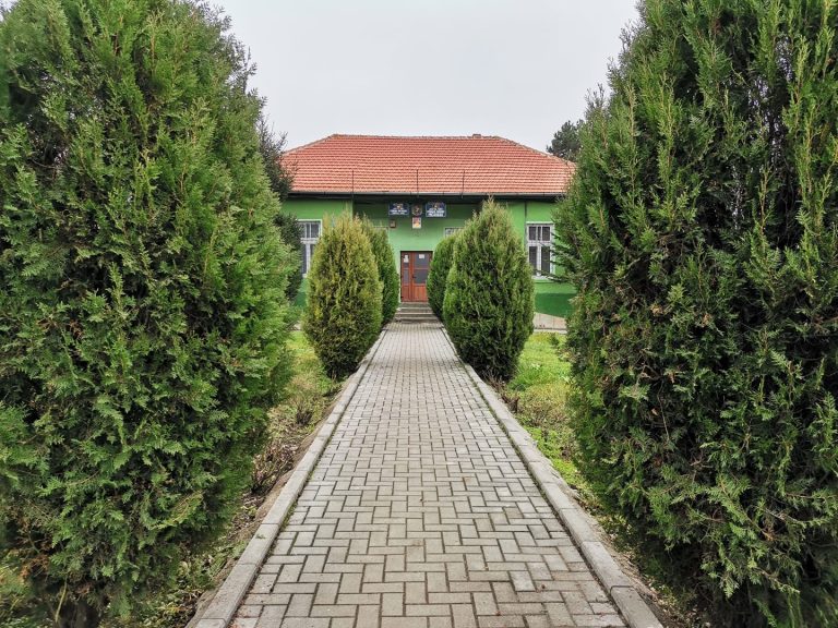 Asfaltări de drumuri, construcții de școli, grădinițe și sală de sport la Micăsasa