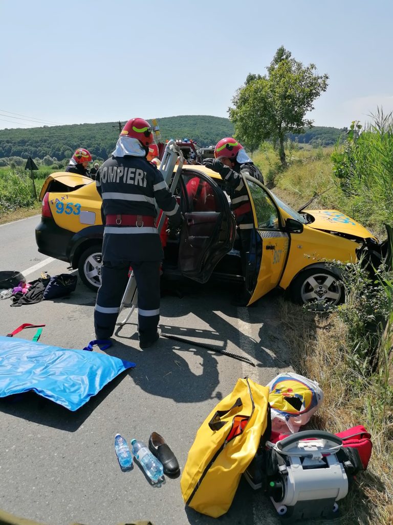 FOTO Autoturism izbit violent de un cap de pod. Şoferul a murit, alte două femei au fost rănite