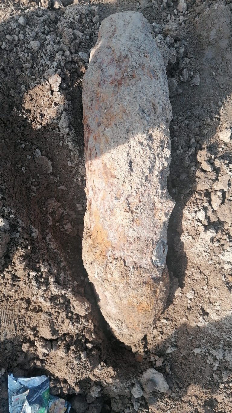 FOTO Bombă de aviaţie, descoperită la intrarea în Boiţa