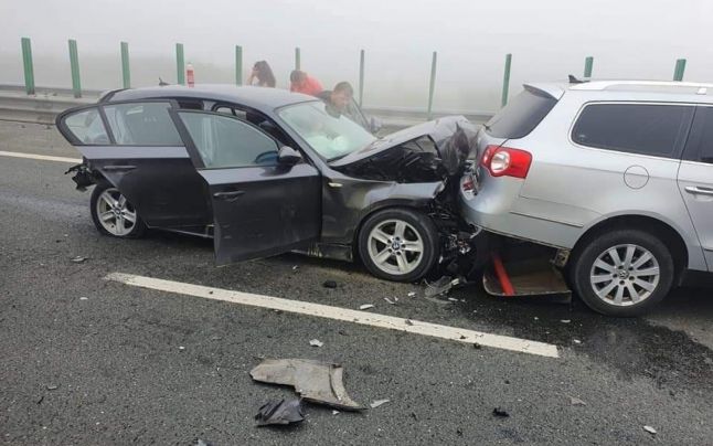 52 de autoturisme în 4 zone de carambol pe autostrada spre mare