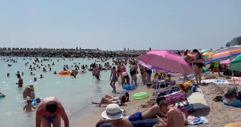 VIDEO Noua tulpină indiană a COVID ne transmite „Salutări din Costinești!”, de pe „plaja sardelelor”