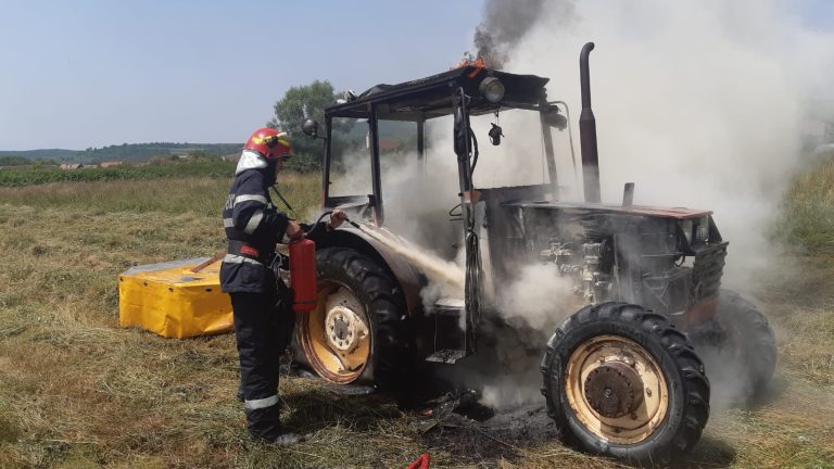FOTO Două incendii au distrus un tractor şi un autoturism