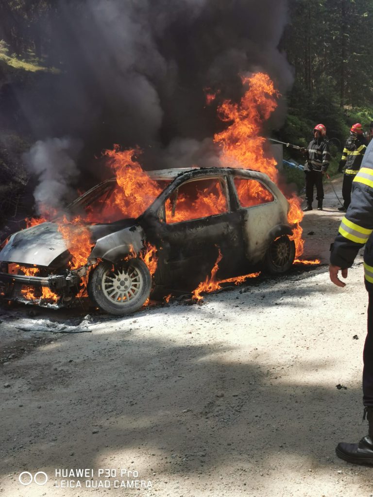FOTO Maşină participantă la Raliul Sibiului, distrusă de un incendiu