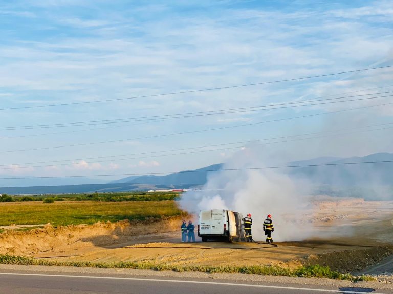 FOTO Microbuz în flăcări pe Drumul Naţional 1