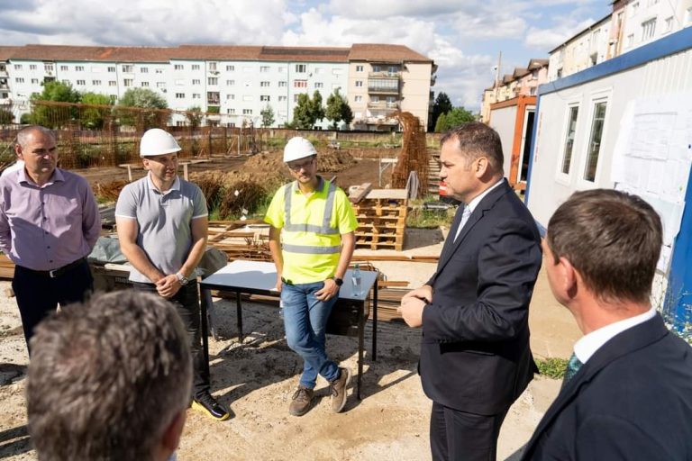 FOTO Ministrul Dezvoltării a vizitat șantierul viitorului bazin de înot din Mediaș