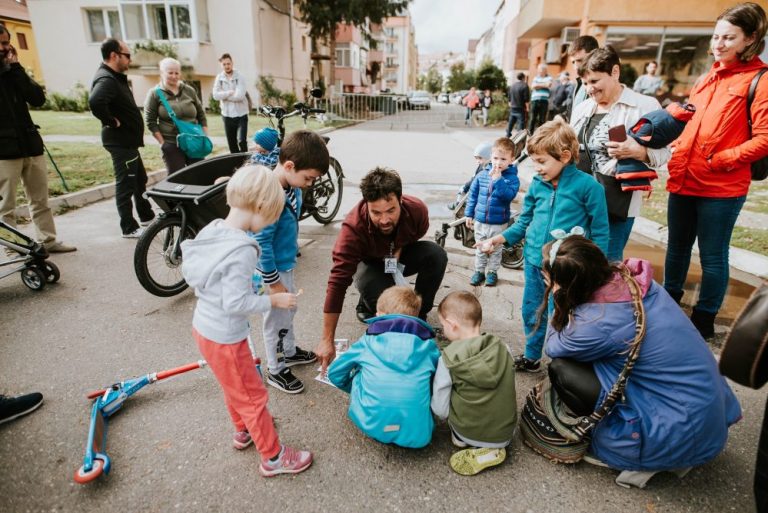 Omul care a făcut copiii „să evolueze armonios și fericiți, într-un mediu cât mai natural”