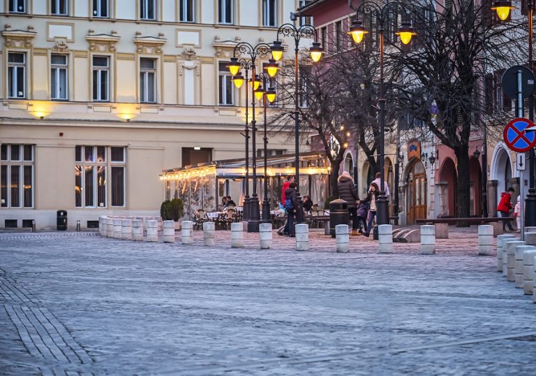 Piața Mică rămâne fără locuri de parcare