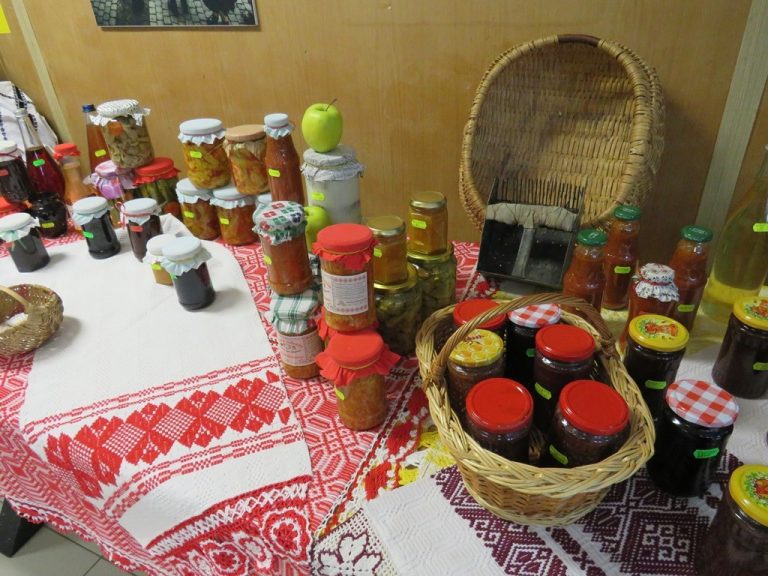 Târg de Vară şi Atelier de preparat verzare în Muzeul în aer liber din Dumbrava Sibiului