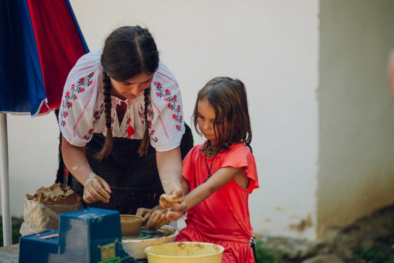 Târg special al Olarilor în Muzeul în aer liber din Dumbrava Sibiului. Reţetele tradţionale, „la putere” printre olari