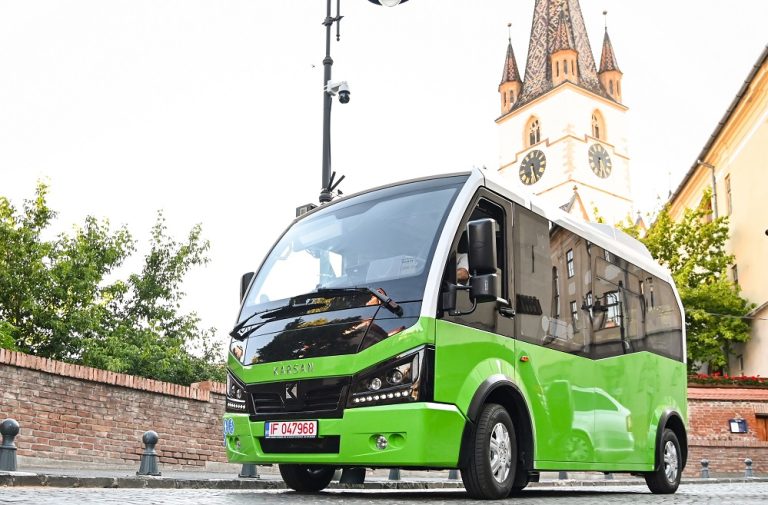 VIDEO Tursib a primit primele cinci microbuze electrice, care vor circula în centrul istoric pe Linia Verde