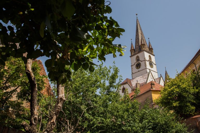 FOTO Piața Huet a primit noul mobilier: bănci cu un design artistic, din lemn, metal și beton