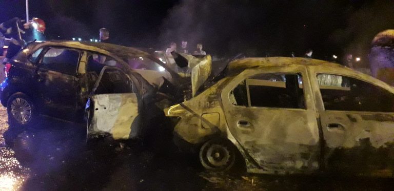 Două mașini incendiate într-un accident pe autostradă, la ieșirea spre Veștem