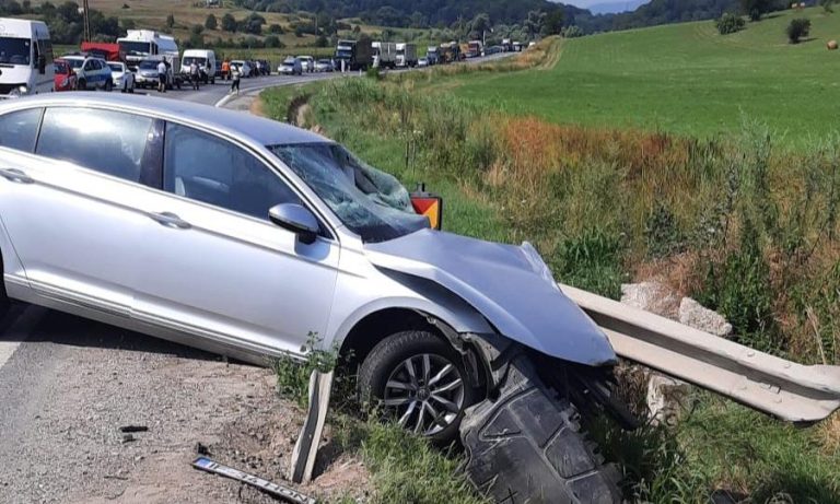 Accident grav în zona Bradu, un bărbat a fost descarcerat și dus la spital. Trafic blocat total
