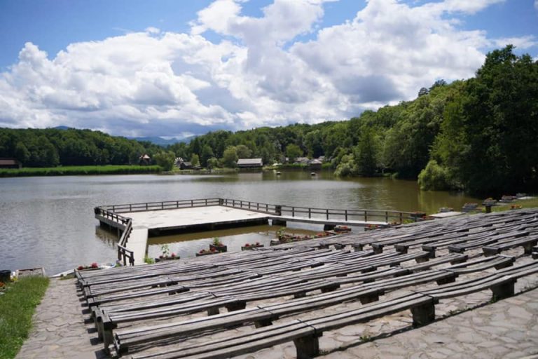 PROIECT: Amfiteatru acoperit și o scenă de 300 mp pe lacul din Muzeul Astra