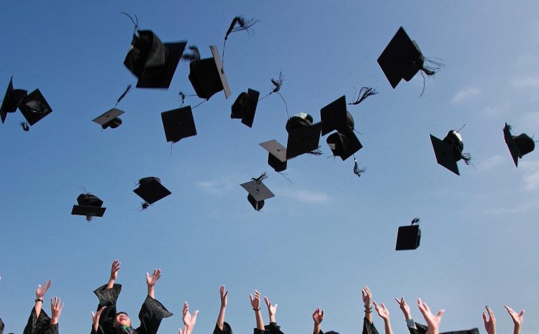 Absolvenții instituțiilor de învățământ în vârstă de minimum 16 ani pot beneficia de indemnizație de șomaj