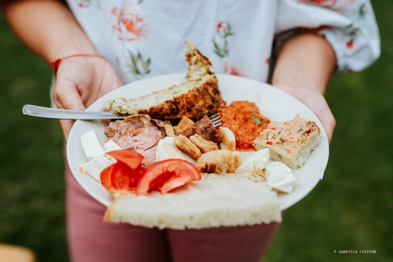 Brunch la Jina, cu drumeții și muzica lui Iliuță, la fluier