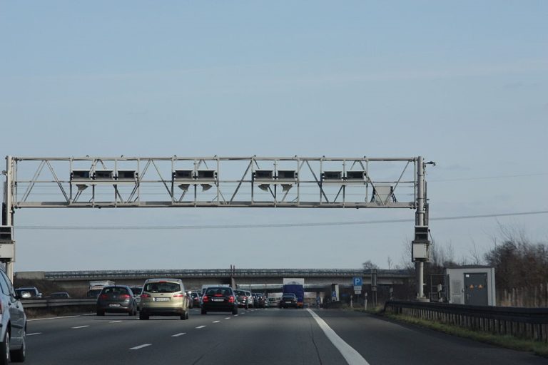 Radare fixe pe Autostrada A3. Senzorii vor detecta viteza și numărul de înmatriculare și vor putea trimite date către Poliția Rutieră