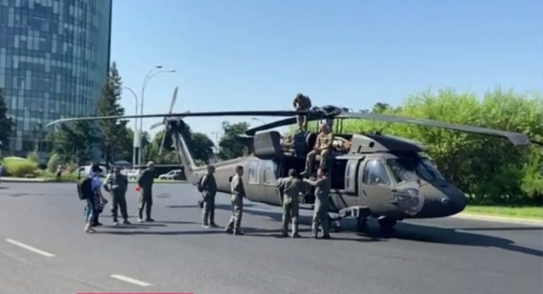 VIDEO Un elicopter militar a aterizat forțat pe bulvardul Aviatorilor din București, printre case
