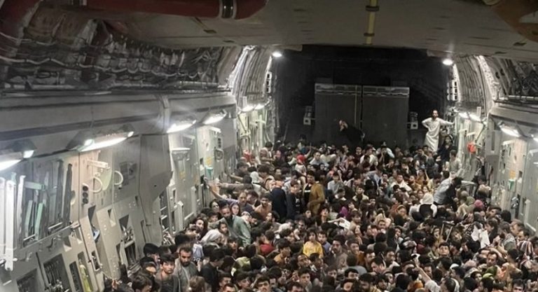 Dezastrul umanitar din Afganistan, într-o fotografie cât o mie de cuvinte: 640 de afgani au luat cu asalt un avion militar