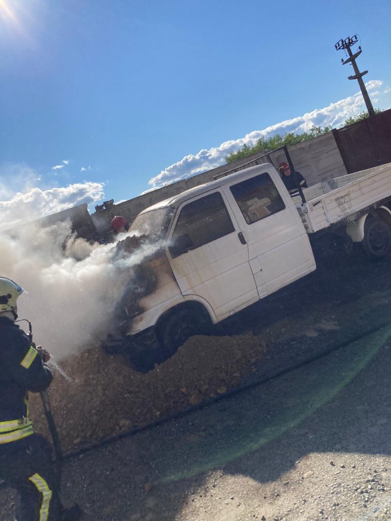 FOTO O camionetă a ars în urma unui incendiu, în Sibiu