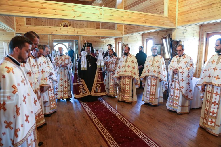 FOTO Mitropolitul Ardealului a sfinţit biserica din Cartierul Arhitecţilor