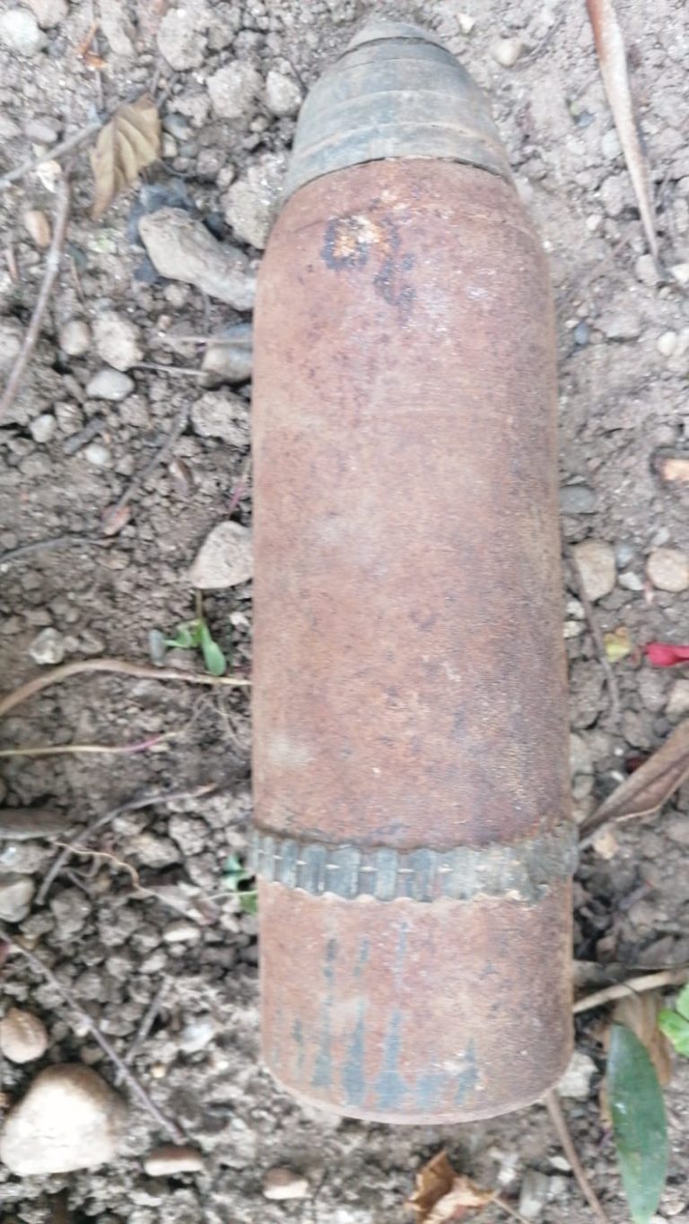 FOTO Proiectil de război, sub acoperişul unei case din Sibiu