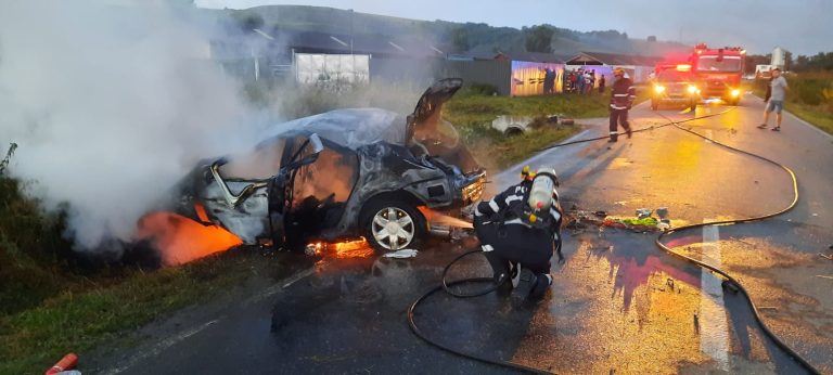 FOTO Un autoturism a lovit un cap de pod şi a luat foc