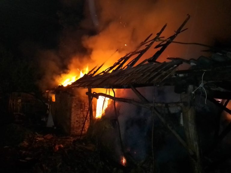 FOTO Şură lovită de fulger în Dealul Frumos