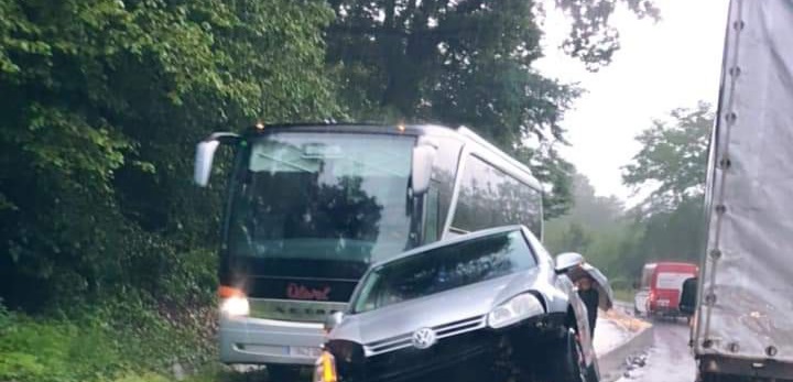 Un VW Golf a zburat peste parapetul de beton de pe Hula Bradului
