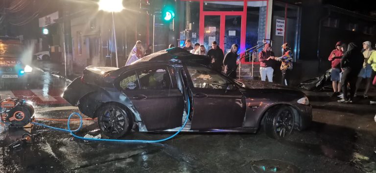 Un tânăr de numai 22 de ani a murit după ce a intrat cu mașina într-un stâlp