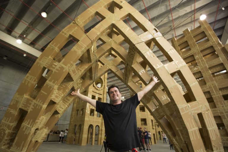 Replici de 20 de metri, din carton, ale clădirilor din centrul Sibiului, la FITS