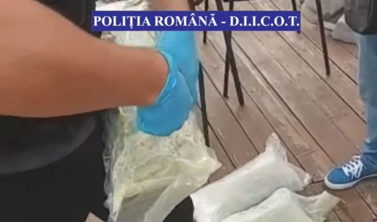 VIDEO Șase kilograme de marijuana, trimise din Spania cu mașina de transport colete, capturate de polițiști în trafic