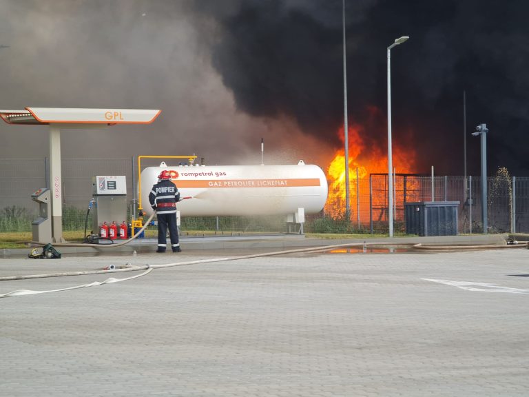 Pompierii sibieni, chemați la un incendiu de amploare, izbucnit la un depozit din Alba. S-au deplasat pompieri din șase județe