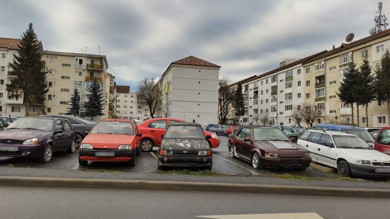 45 de mașini abandonate din Sibiu, vândute de primărie cu 100.000 de lei