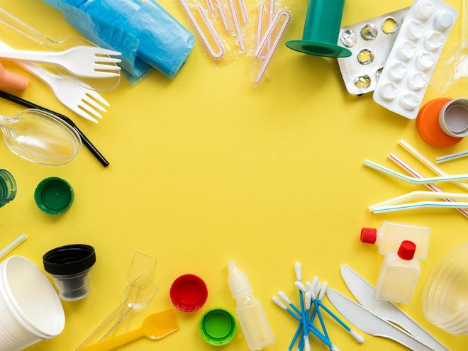 Guvernul a adoptat ordonanța anti-plastic. Dispar furculițele, dar și paiele de unică folosință