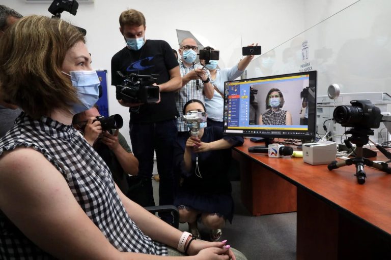 FOTO & VIDEO Cum arată noile buletine cu cip. MAI a emis prima carte electronică de identitate